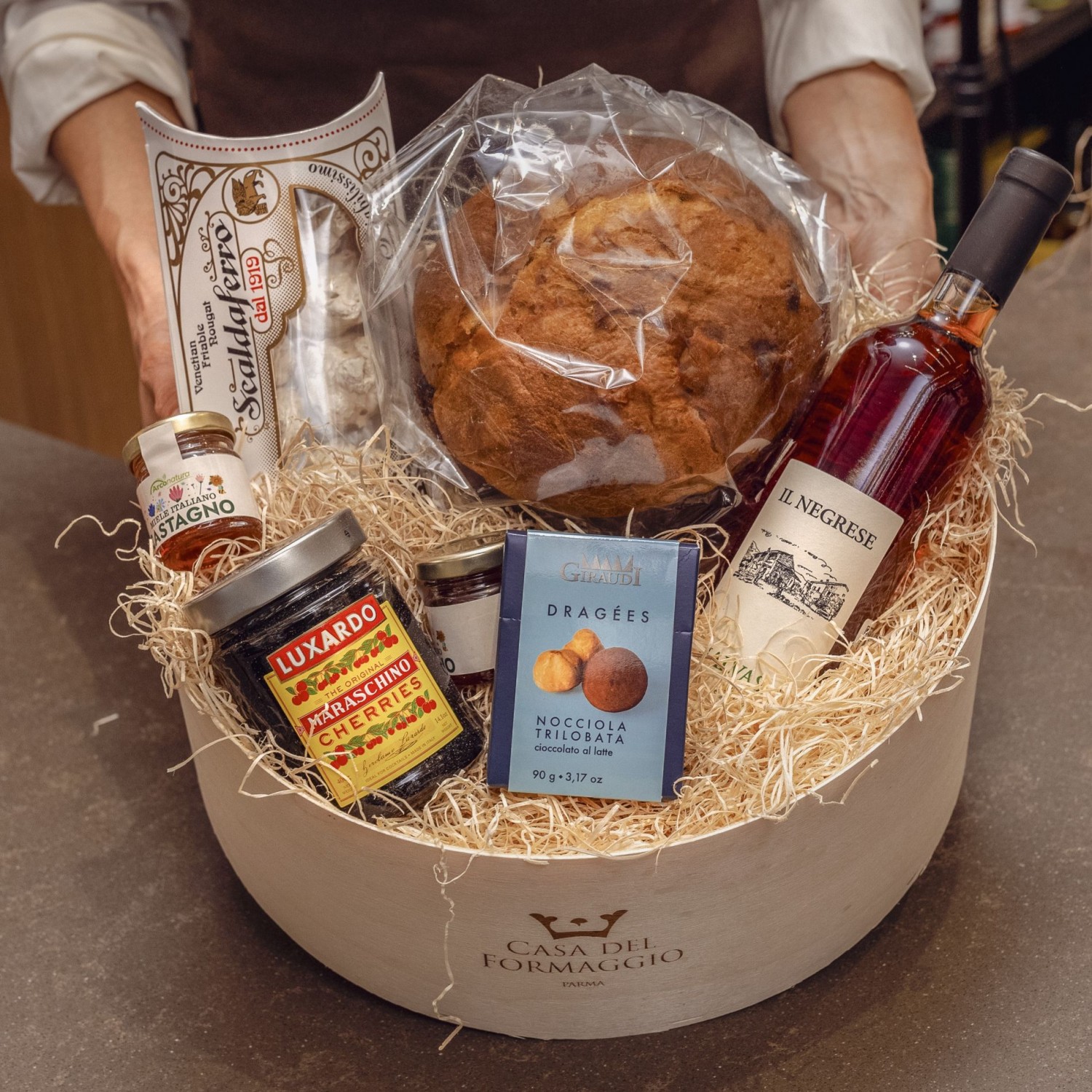 cappelliera di legno prodotti dolci casa del formaggio