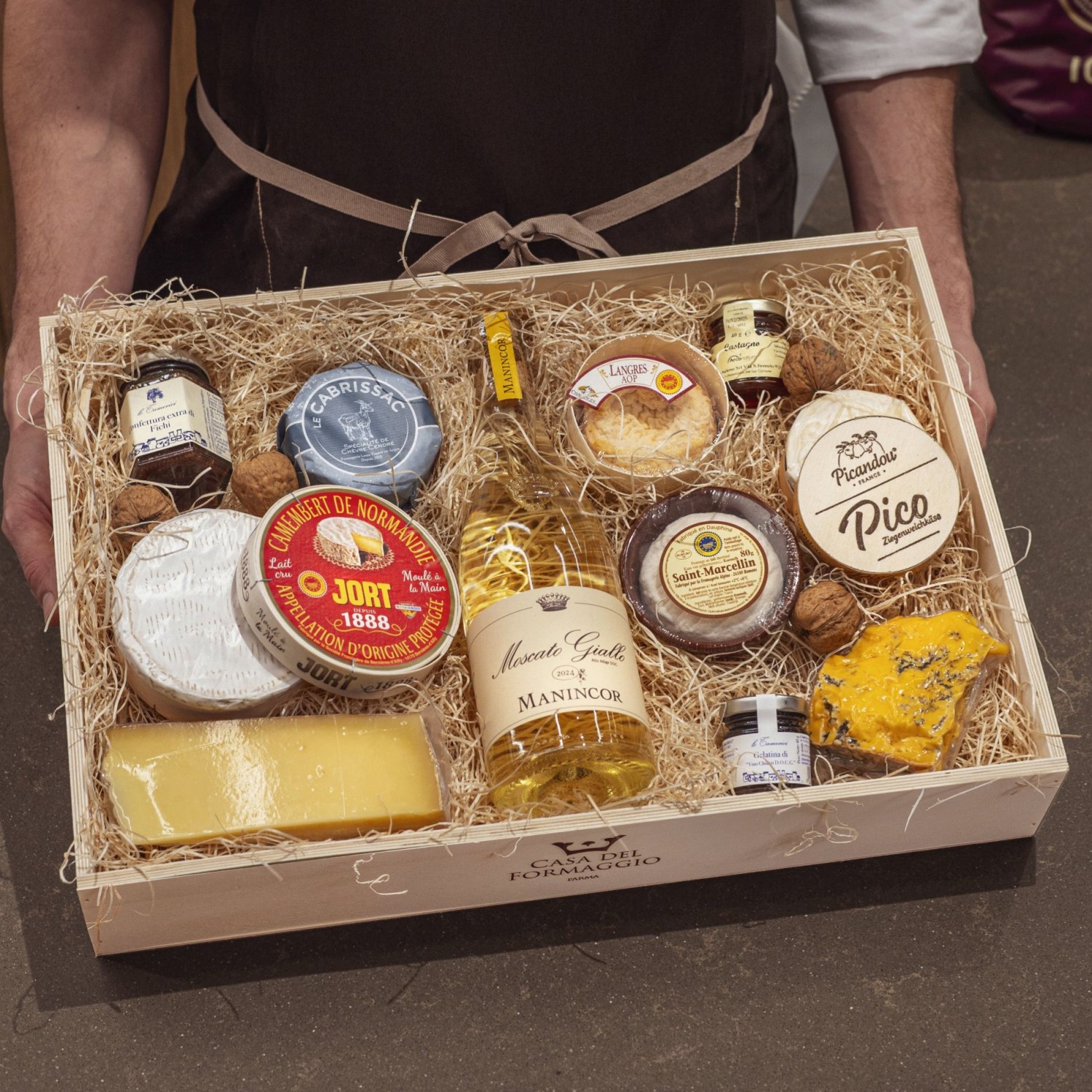 cassetta legno natale pacco formaggi francesi e vino