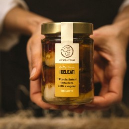 funghi porcini testa nera in mano