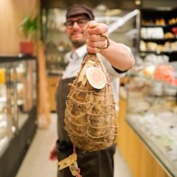 culatello di zibello dop intero in mano