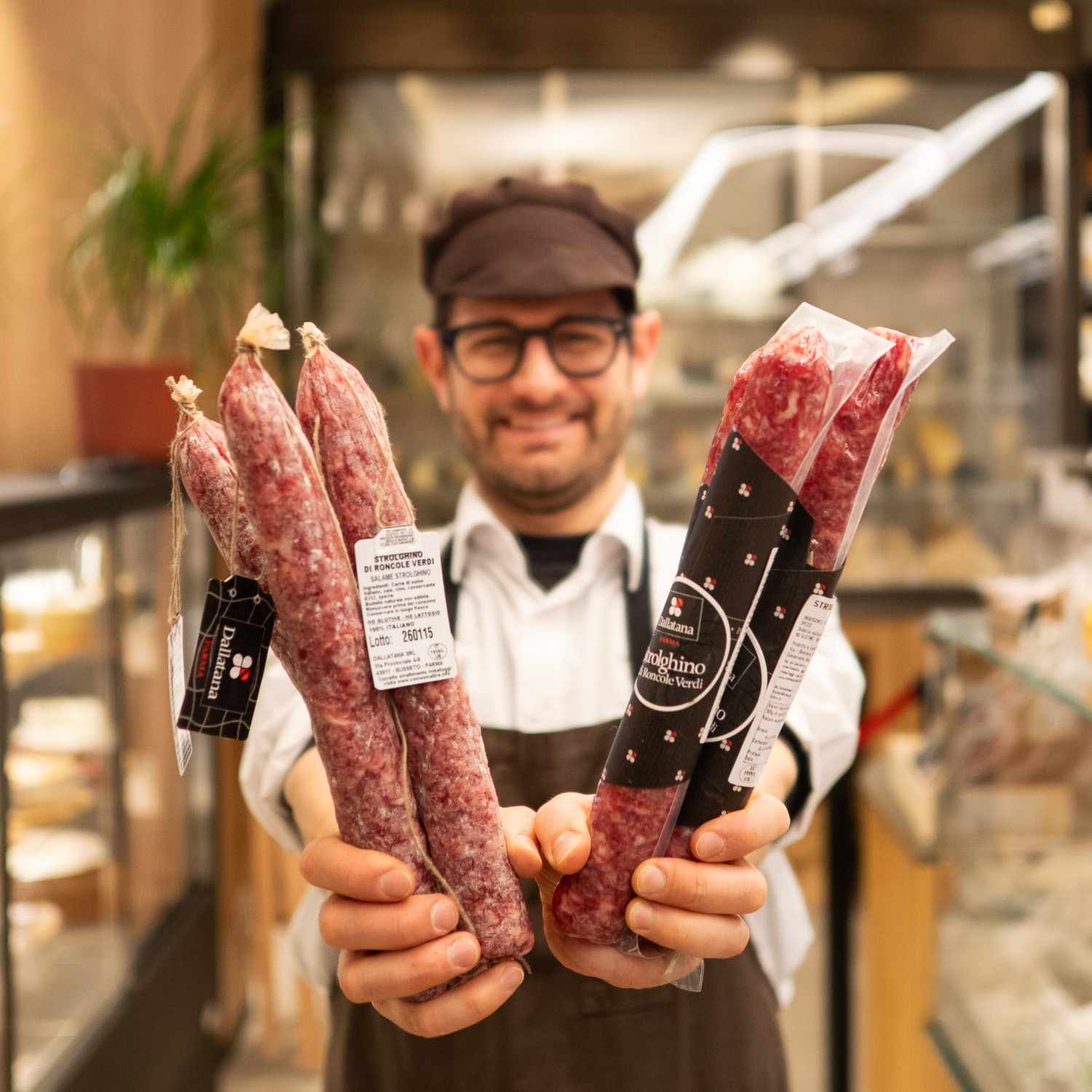 salame strolghino dellatana incartati e non incartati in mano - casa del formaggio