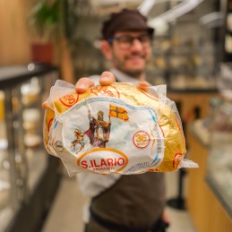 prosciutto crudo s.ilario fiocco 36 mesi in mano