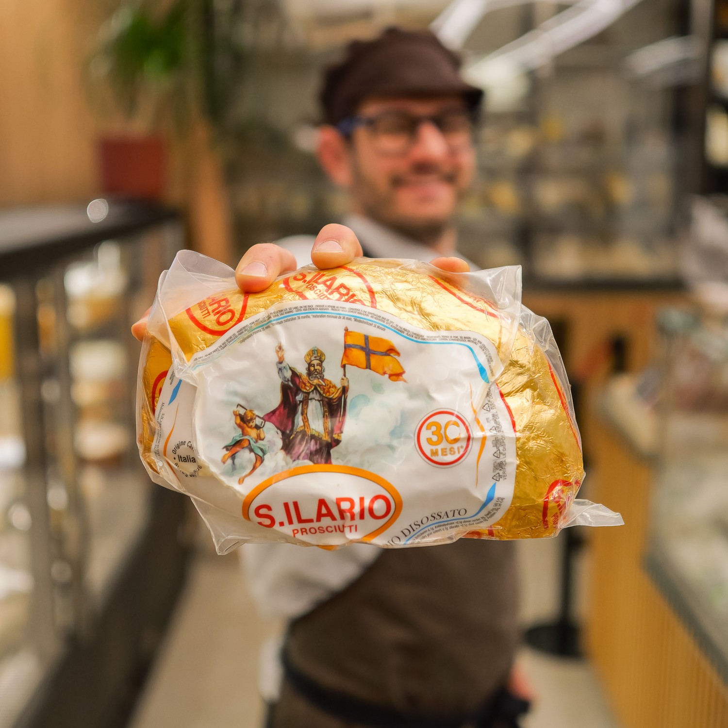 trancio prosciutto crudo s.ilario fiocco 30 mesi in mano - casa del formaggio