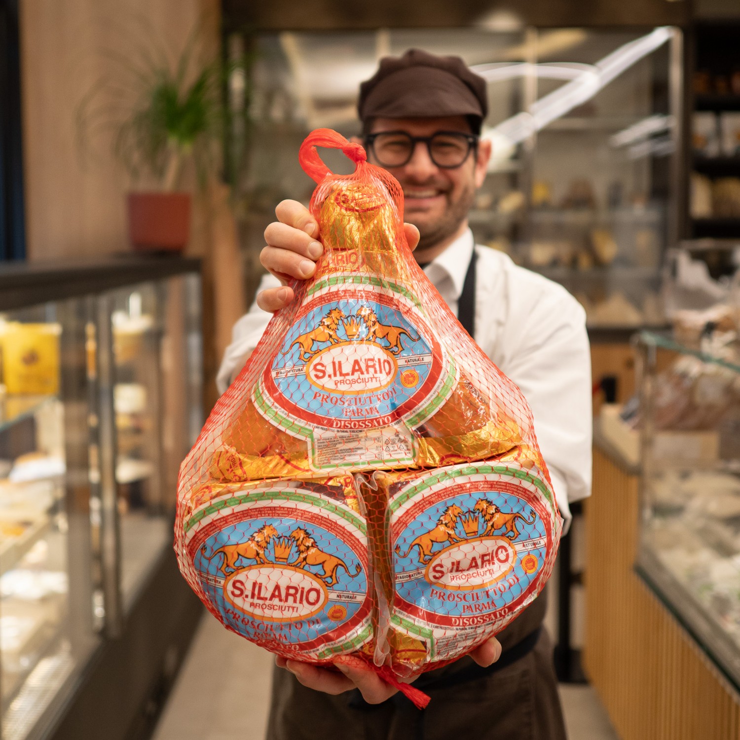 prosciutto parma 30 mesi s.ilario diviso in tre in mano