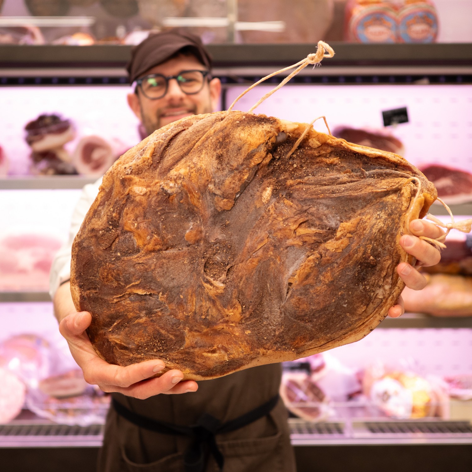 speck artigianale moena intero in mano