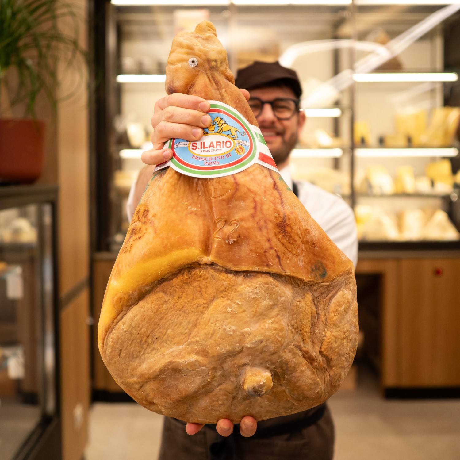 prosciutto crudo parma dop s.ilario intero in mano