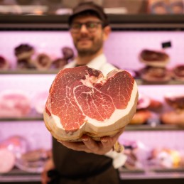 culatello di zibello trancio in mano