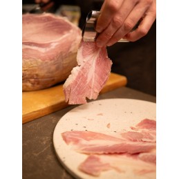 spalla cotta san secondo affettata a mano su tagliere