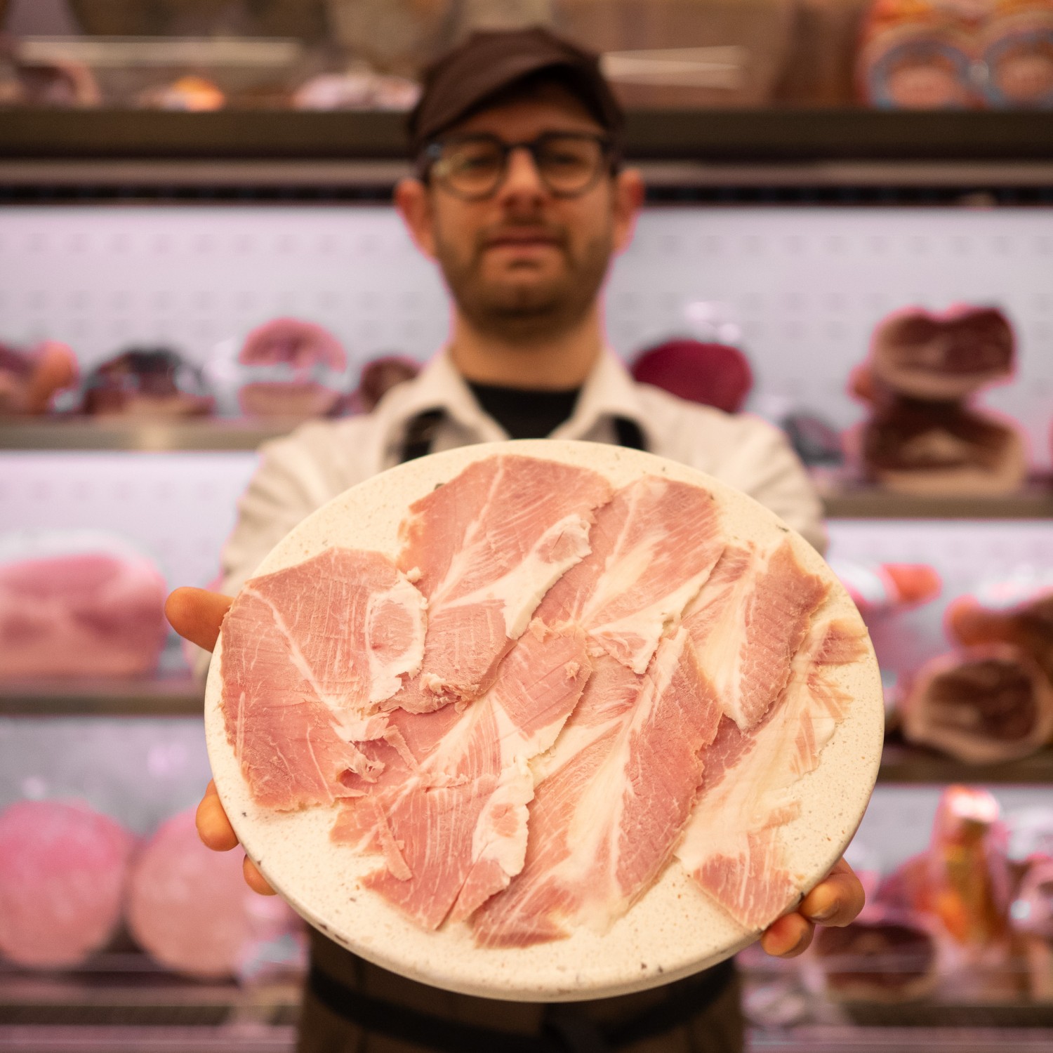 spalla cotta san secondo affettata su tagliere