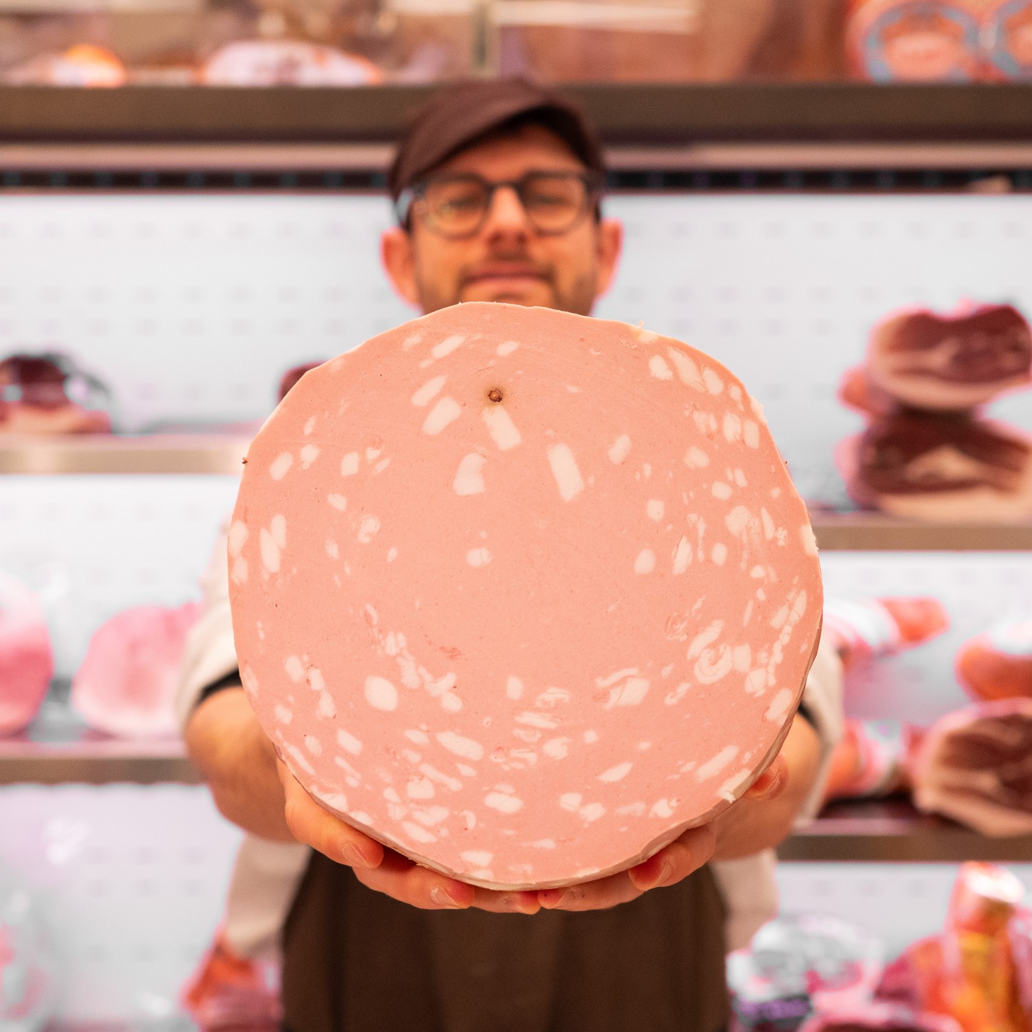 MORTADELLA BOLOGNA IGP INTERA IN MANO