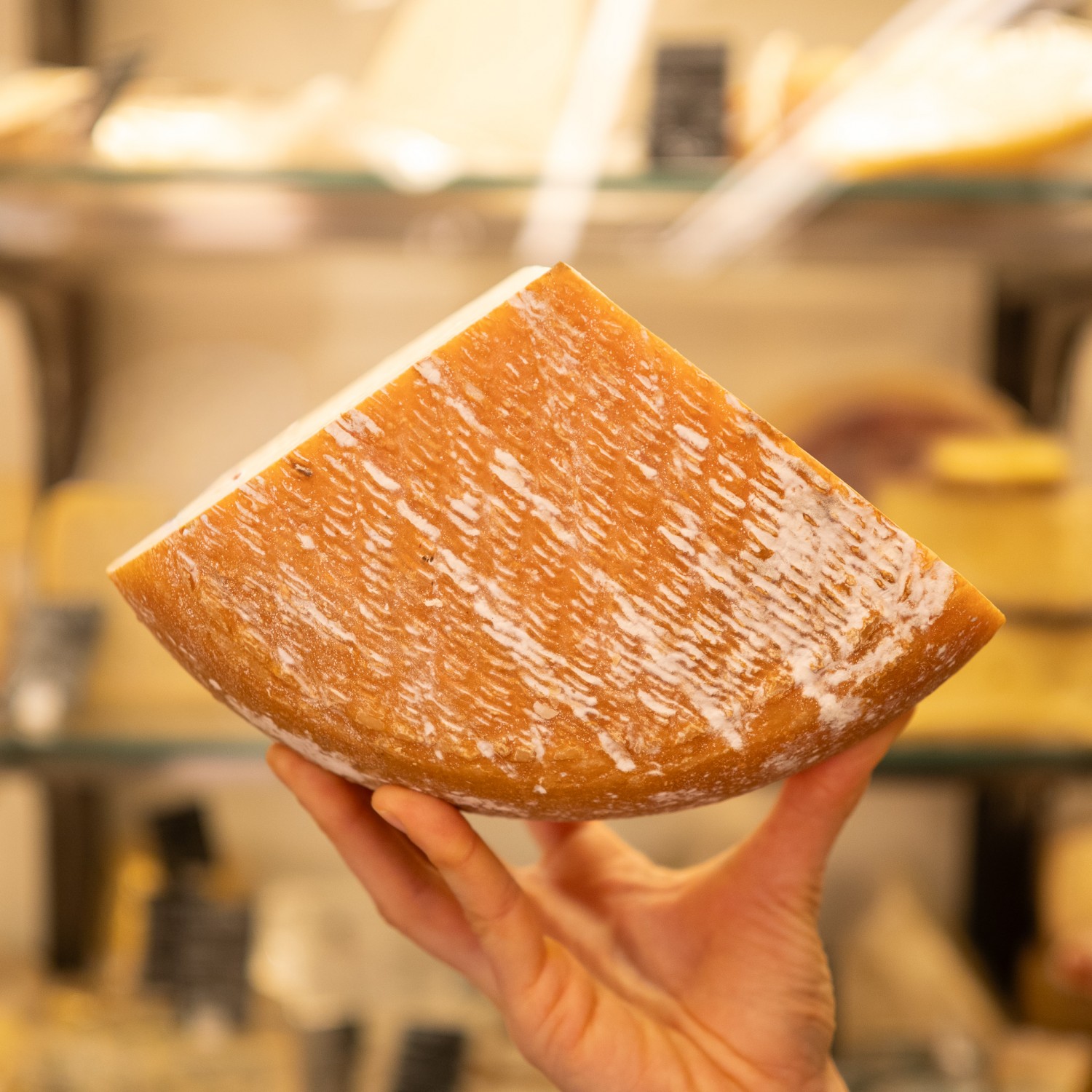 spicchio formaggio pirenei bethmale in mano