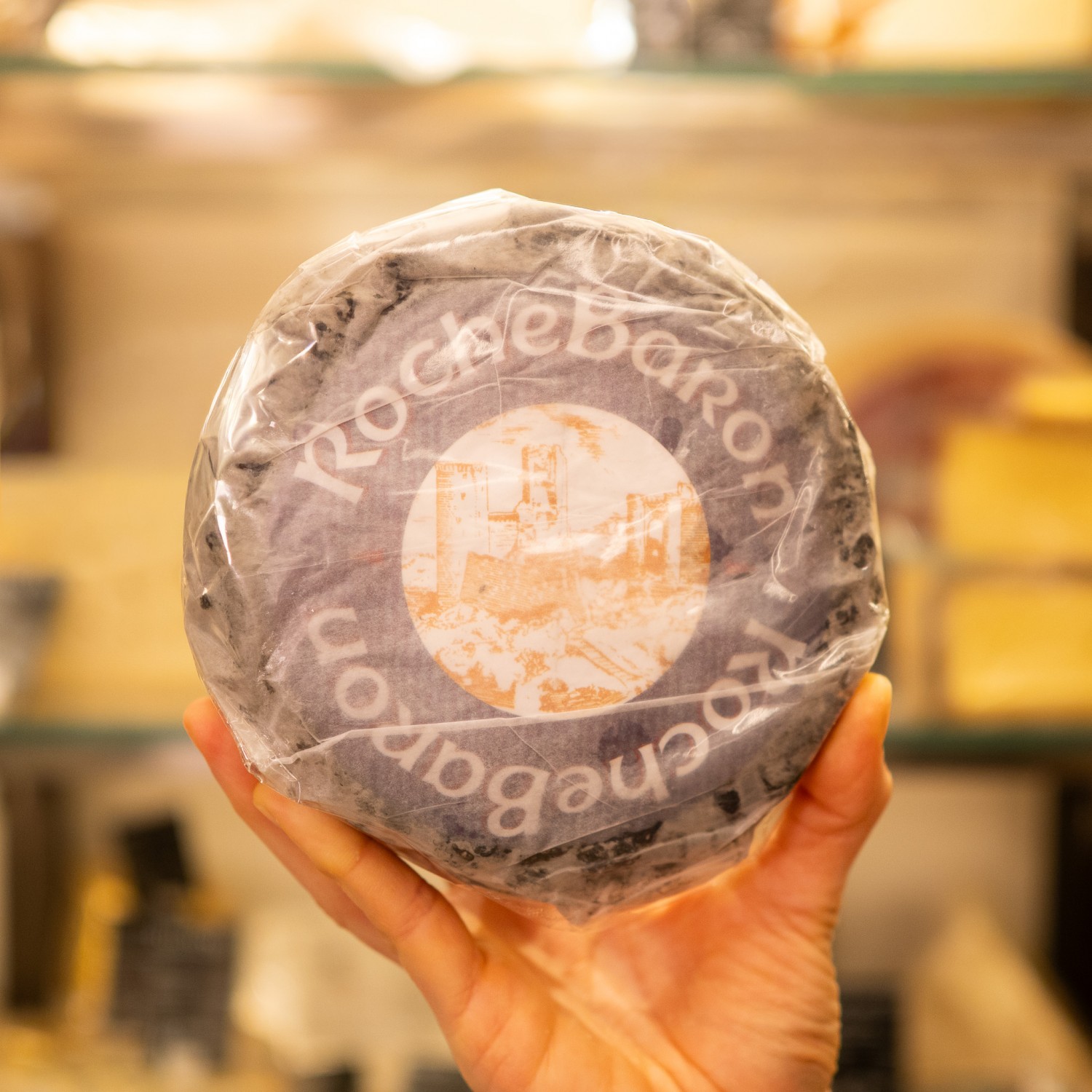 Formina di formaggio Rochebaron in mano