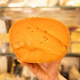 taglio di formaggio Mimolette