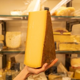 fetta comtè 24 mesi in mano