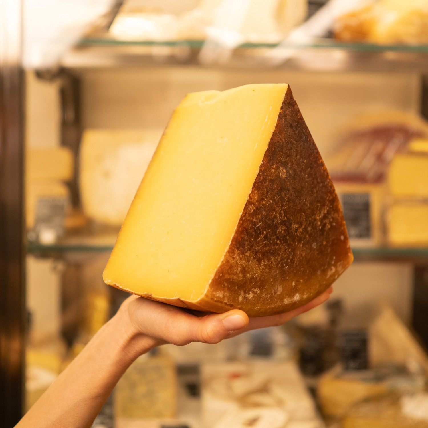 fetta formaggio bagoss alpeggio in mano