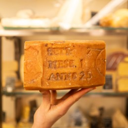 fetta formaggio bagoss alpeggio in mano