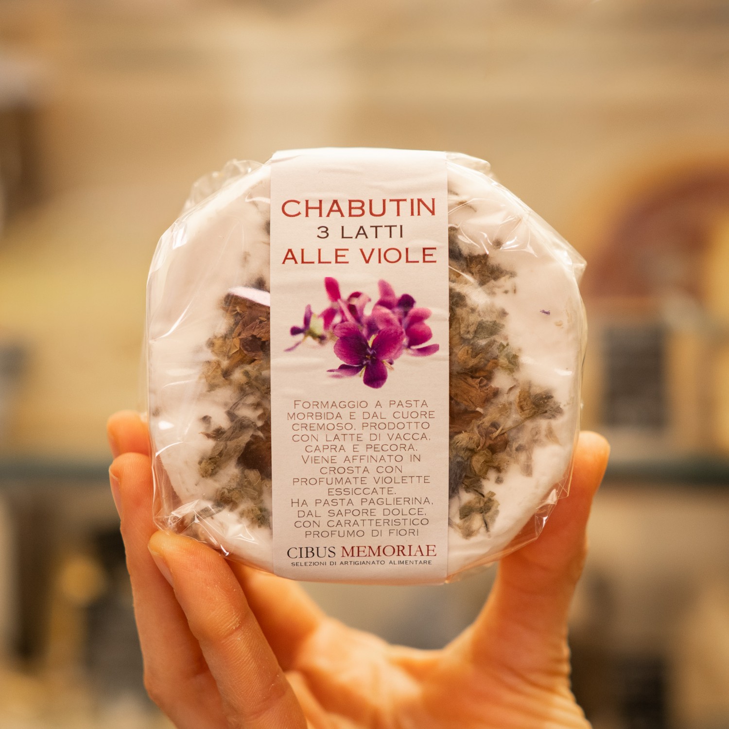 formina di chabutin ai tre latii con viole in mano