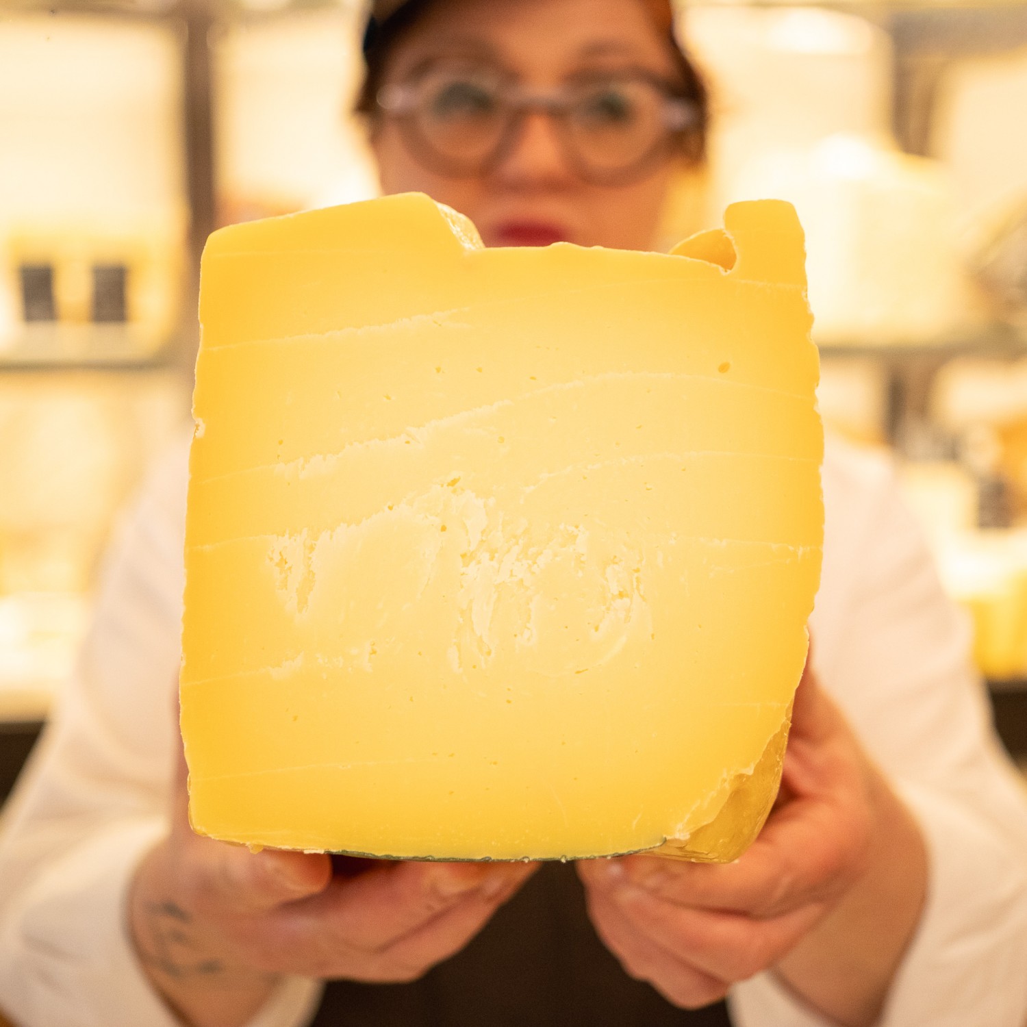 formaggio ragusano dop sezione in mano