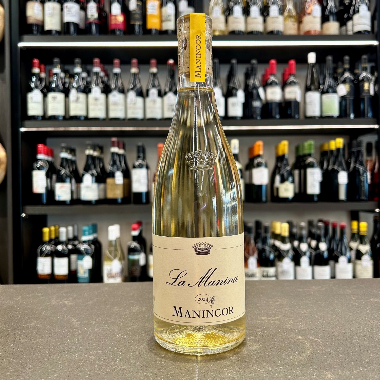 Manincor La Manina bottiglia su banco