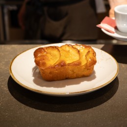 tortino di mele e ricotta in piatto ceramica