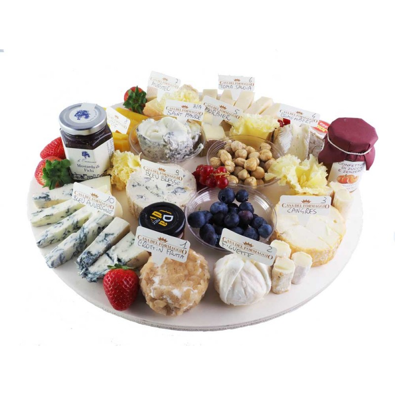 Tagliere di formaggi provenienti da tutto il mondo con confetture e frutta fresca